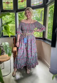 Image POSE IN THIS DRESS